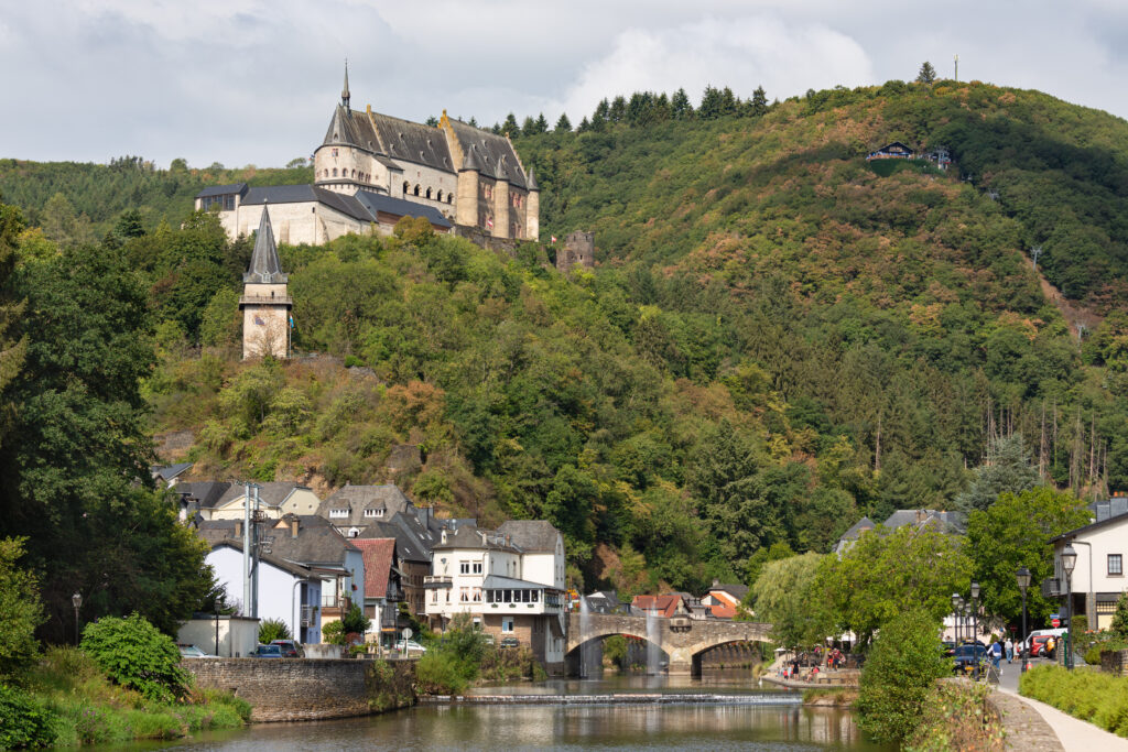 Château médiéval de Vianden surplombant la vallée et la rivière Our au Luxembourg