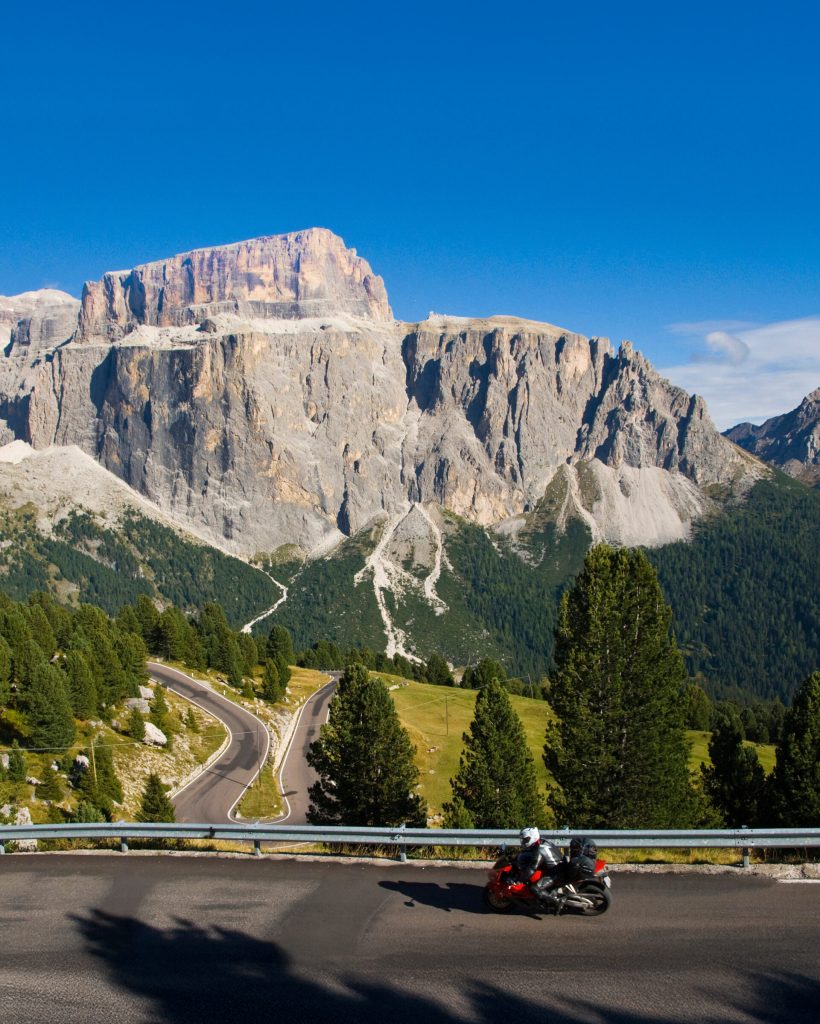 Motorradfahrer am Sellajoch vor Sellagruppe